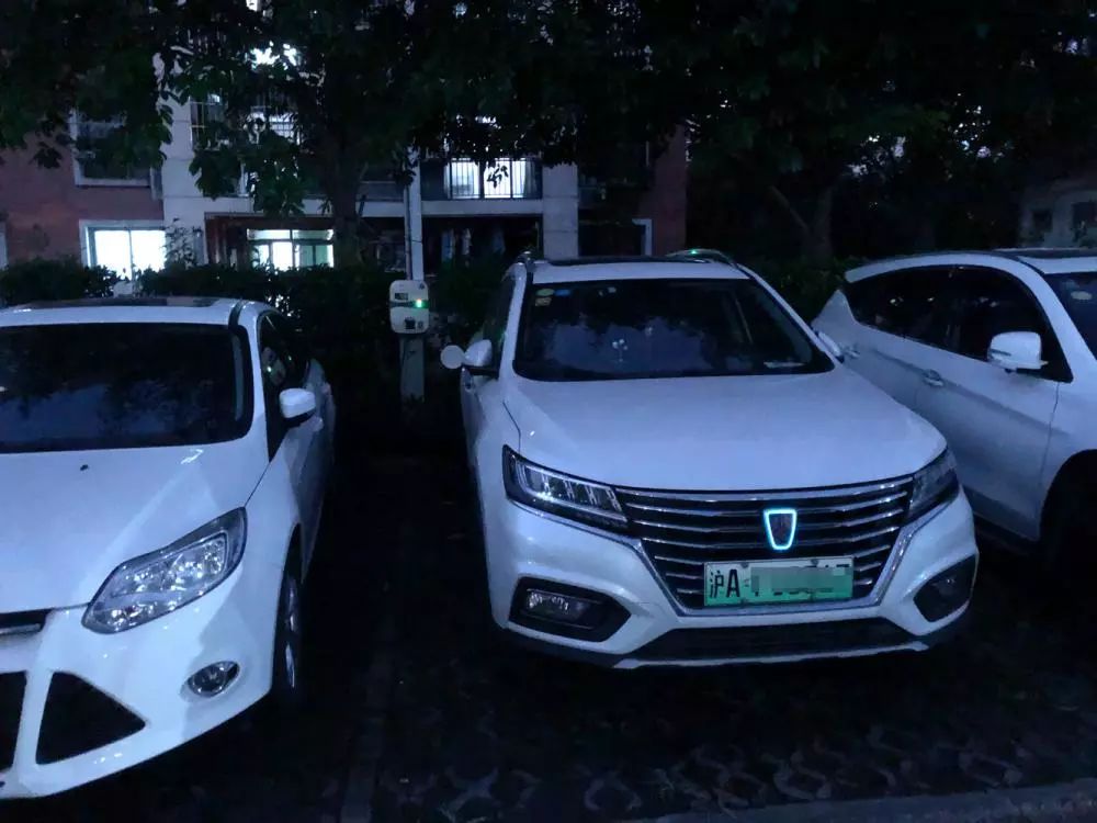 想給車(chē)充電得開(kāi)10公里！如何解決出租車(chē)夜間“一樁難求”？