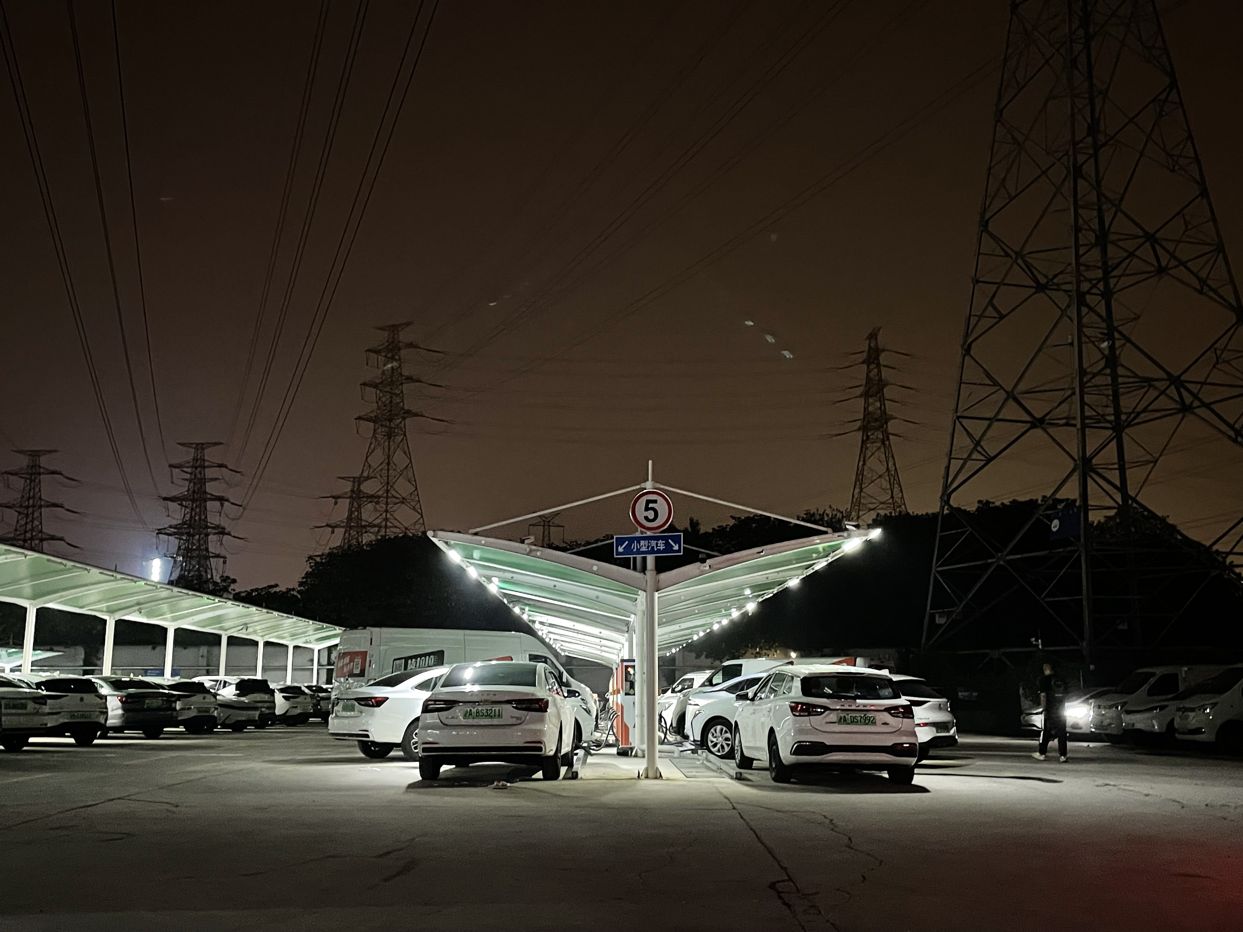 網(wǎng)約車(chē)司機(jī)，“卷”在車(chē)流里