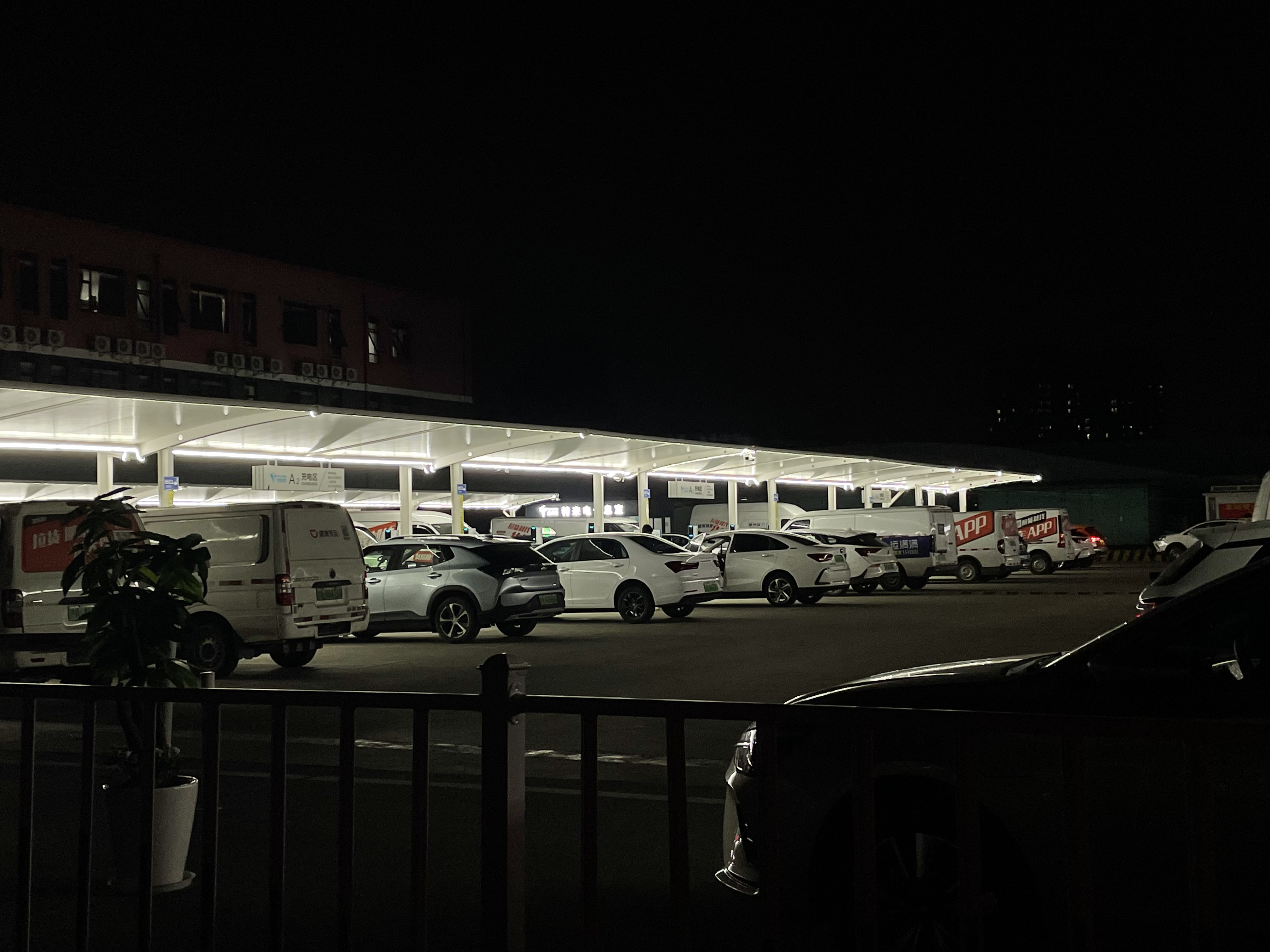 網(wǎng)約車(chē)司機(jī)，“卷”在車(chē)流里