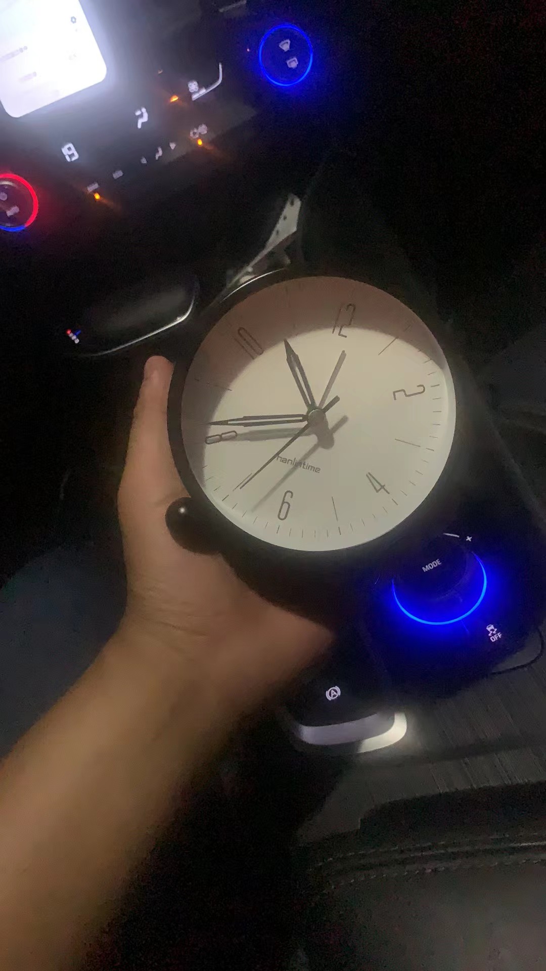 網(wǎng)約車(chē)司機(jī)，“卷”在車(chē)流里